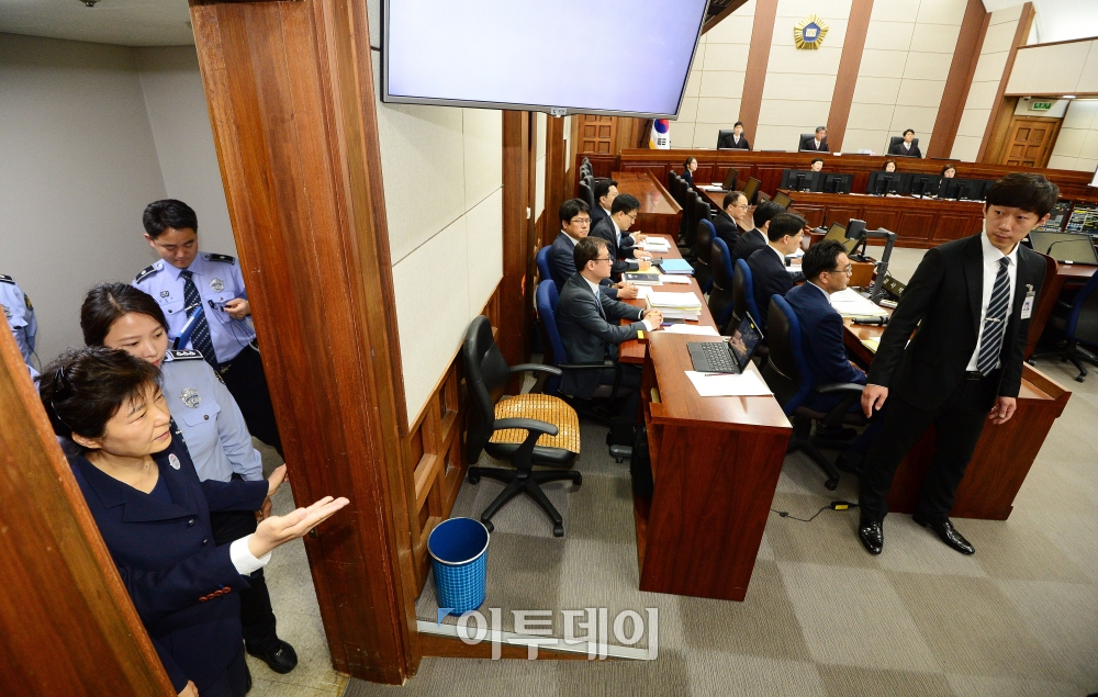 ▲ 삼성 등 대기업으로부터 총 592억 원의 뇌물을 수수한 혐의로 기소된 박근혜 전 대통령이 2017년 5월 23일 오전 서울 서초동 서울중앙지법 417호 형사대법정에서 열린 첫 정식재판에 출석하고 있다. 이날 재판에는 함께 기소된 최순실씨, 신동빈 롯데그룹 회장이 박 전 대통령과 피고인석에 섰다. 사진공동취재단