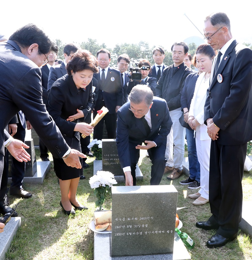 ▲문재인 대통령과 부인 김정숙 여사가 3일 오전 제주시 봉개동 4ㆍ3 평화공원에서 열린 제70주년 4ㆍ3희생자 추념식에 참석해 행방불명인 묘역에 들러 참배하고 있다.(연합뉴스)
