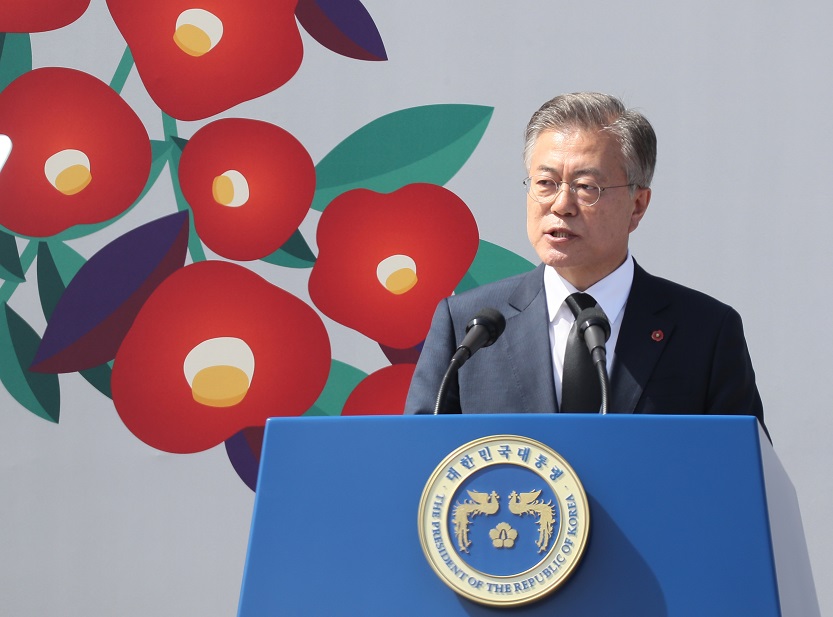 ▲문재인 대통령이 3일 오전 제주시 봉개동 4ㆍ3 평화공원에서 열린 제70주년 4ㆍ3희생자 추념식에서 추모사를 하고 있다. (연합뉴스)