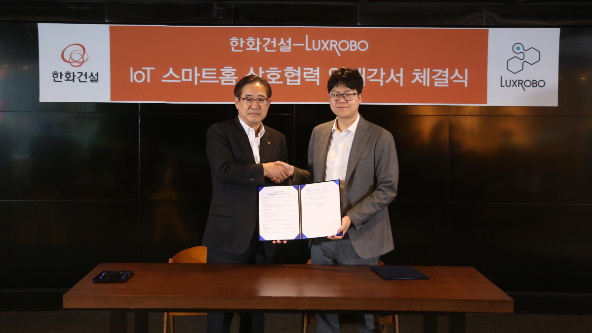 ▲김효진 한화건설 건축사업부문장(좌측)과 오상훈 럭스로보 대표이사(우측)가 ‘IoT 스마트홈 상호협력에 대한 양해각서’를 체결하고 기념촬영을 하고 있다. (사진=한화건설)