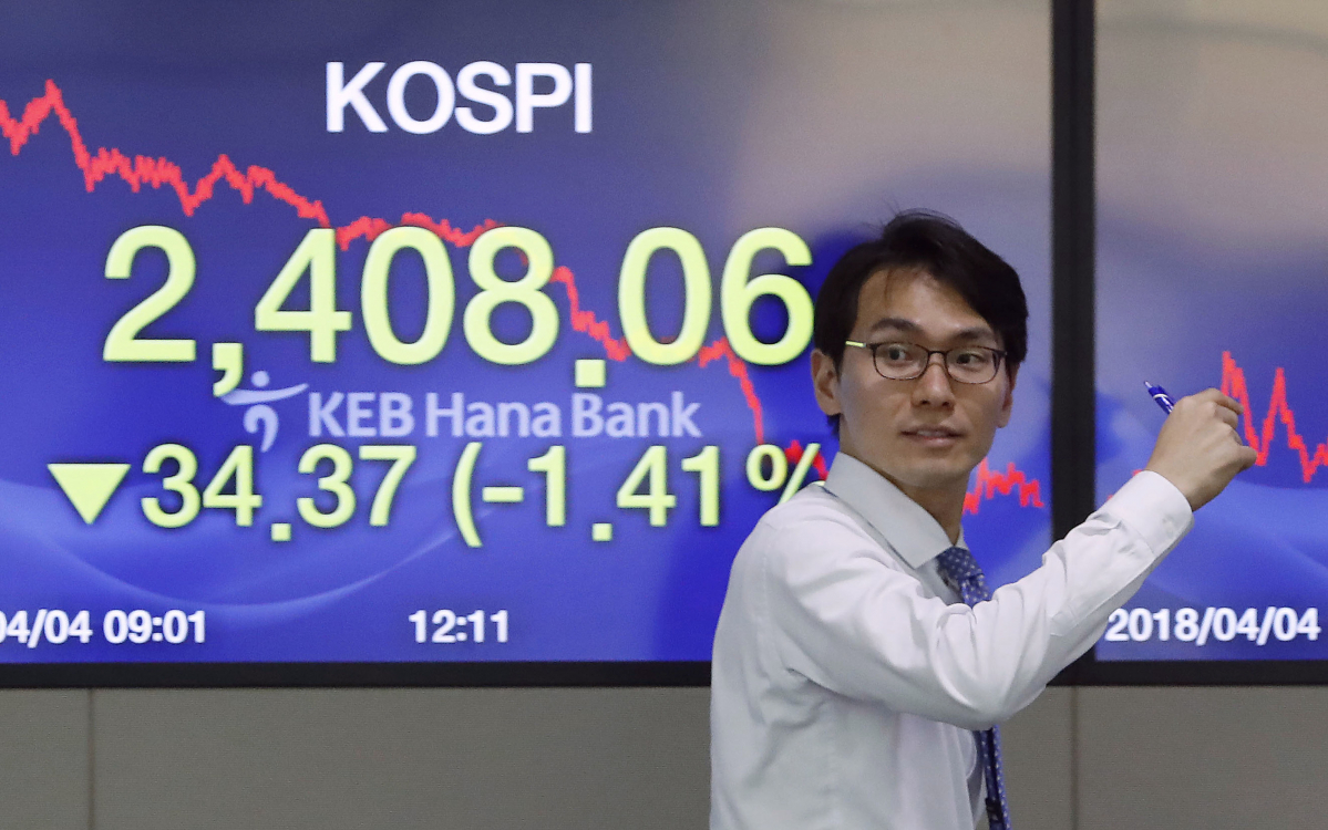 ▲4일 코스피 지수가 외국인과 기관의 매도세에 전 거래일 대비 1.41% 하락한 2408.06으로 장을 마감한 가운데 서울 명동 KEB하나은행 딜링룸에서 딜러들이 업무를 보고 있다.(사진=뉴시스)