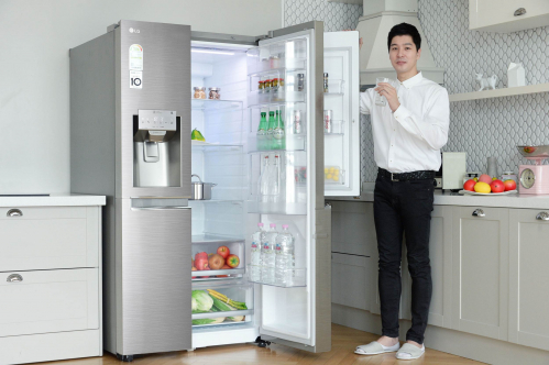▲ 모델이 얼음정수기를 탑재한 2018년형 LG 디오스 양문형냉장고를 소개하고 있다.(사진제공=LG전자)