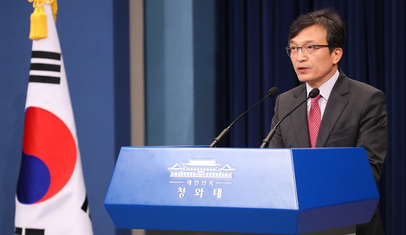 ▲김의겸 청와대 대변인이 5일 오후 청와대 춘추관에서 고 김대중 전 대통령의 부인 이희호 여사에 대한 청와대 경호처의 경호와 관련한 발표를 하고 있다. 문재인 대통령은 "국회 법개정전까지 靑 이희호 여사 경호가 가능" 하다며 경호처가 이희호 여사 경호와 관련해 법제처에 유권해석 요청을 할 것을 지시했다.(연합뉴스)