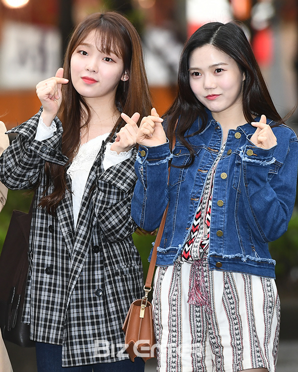 ▲오마이걸 승희, 효정(사진=고아라 기자 iknow@)