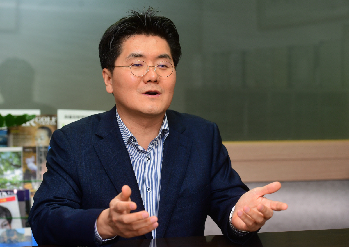 ▲지난달 26일 헌법재판소에 재건축 초과이익환수에 관한 법률의 법령위헌 심판 청구서를 제출한 김종규 법무법인 인본 대표변호사는 “이번 헌법소원이 각하된다면 국민의 기본권을 지켜주는 마지막 보루인 헌재의 존재 의미가 사라지는 것”이라고 말했다.      고이란 기자 photoeran@