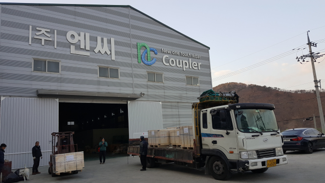 ▲엔씨의 원터치철근커플러가 공장에서 출고되는 모습(사진=엔씨)