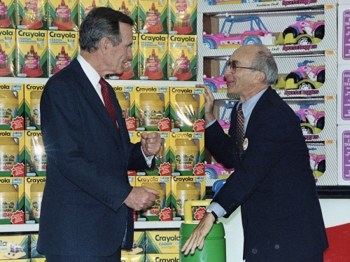 ▲1992년 1월 조지 H. 부시 당시 미국 대통령(왼쪽)과 찰스 라자러스 토이저러스 회장이 일본에서 개점한 2호점 매장을 방문해 이야기를 나누고 있다. AP연합뉴스