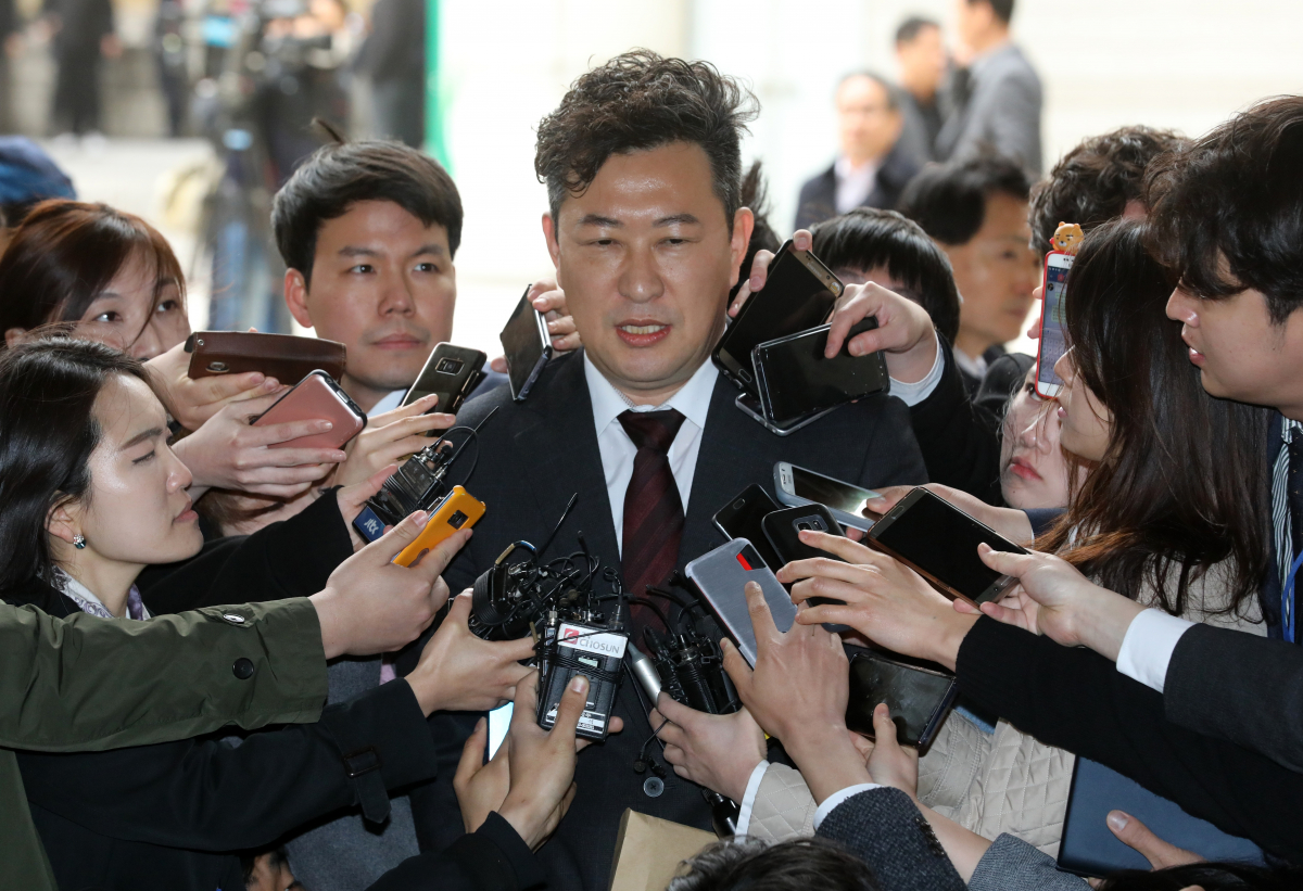 ▲박근혜 전 대통령의 강철구 국선변호사가 6일 오후 서울 서초구 서초동 서울중앙지법에서 박근혜 전 대통령의 국정농단 사건 1심 선고 공판을 마치고 기자들의 질문에 답하고 있다. (뉴시스)