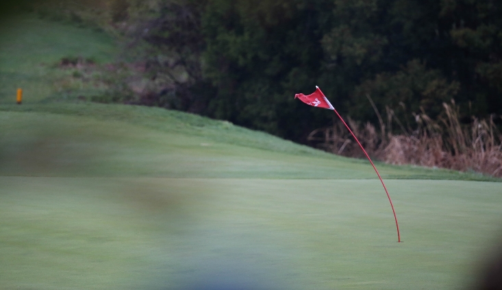 ▲전날에 이어 다시 몰아닥친 위력적인 강풍으로 2라운드도 2시간30분이나 지연됐으나 출발도 못했다.(사진=KLPGA 박준석 포토)