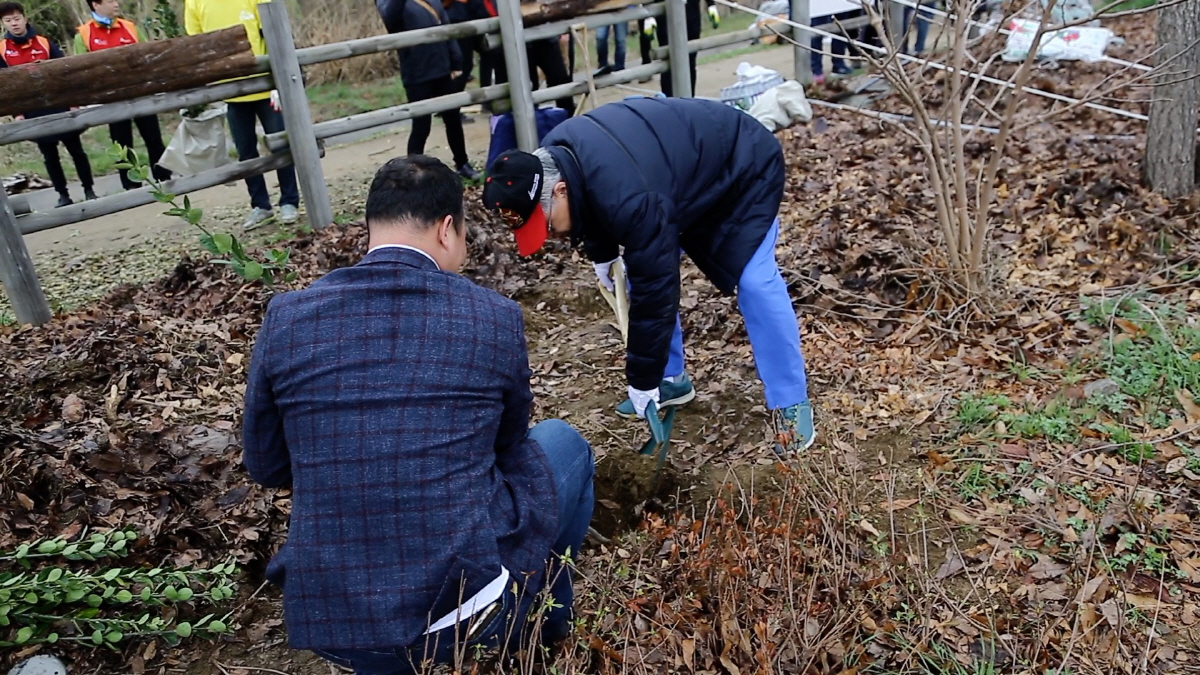 ▲최신원 SK네트웍스 회장이 창립 65주년을 맞아 임직원과 함께 상암동 노을공원에서 식목 봉사 활동을 했다. 사진제공 SK네트웍스