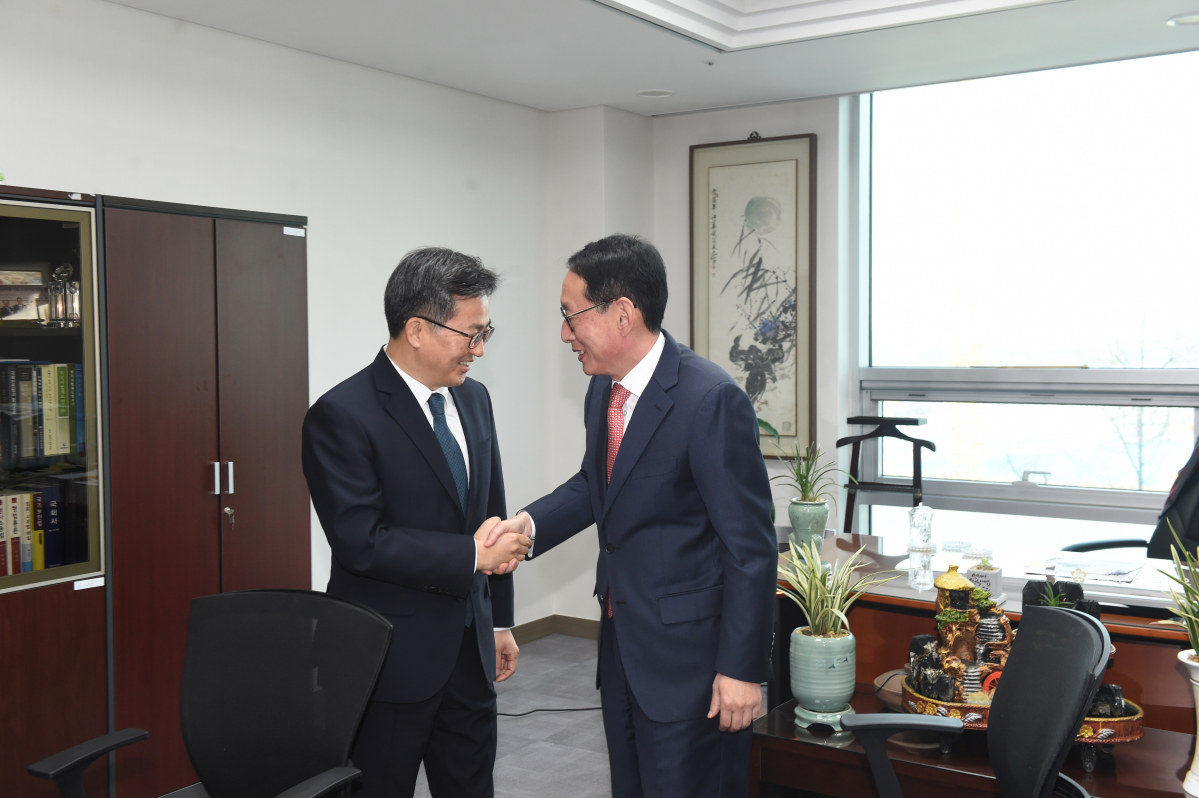 ▲김동연 부총리(왼쪽)가 9일 서울 여의도 국회에서 김도읍 자유한국당 예결위 간사를 만나 악수하고 있다.(기획재정부)