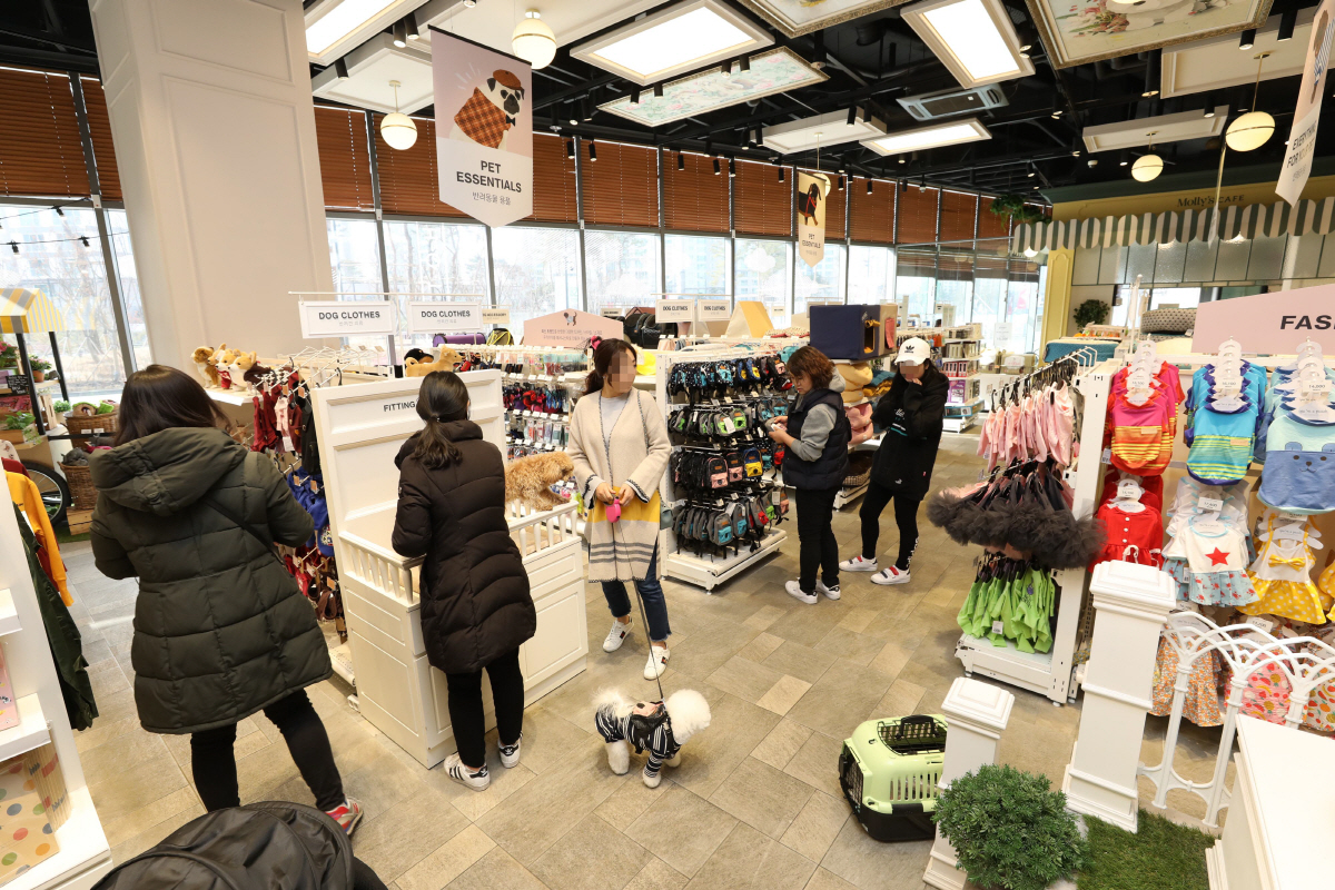 ▲소비자들이 이마트의 반려동물 전문 카테고리 킬러 매장인 ‘몰리스 펫샵’에서 쇼핑하고 있다. ‘몰리스 펫샵’은 정용진 신세계그룹 부회장이 키우는 푸들의 이름에서 착안했다. 사진제공=이마트