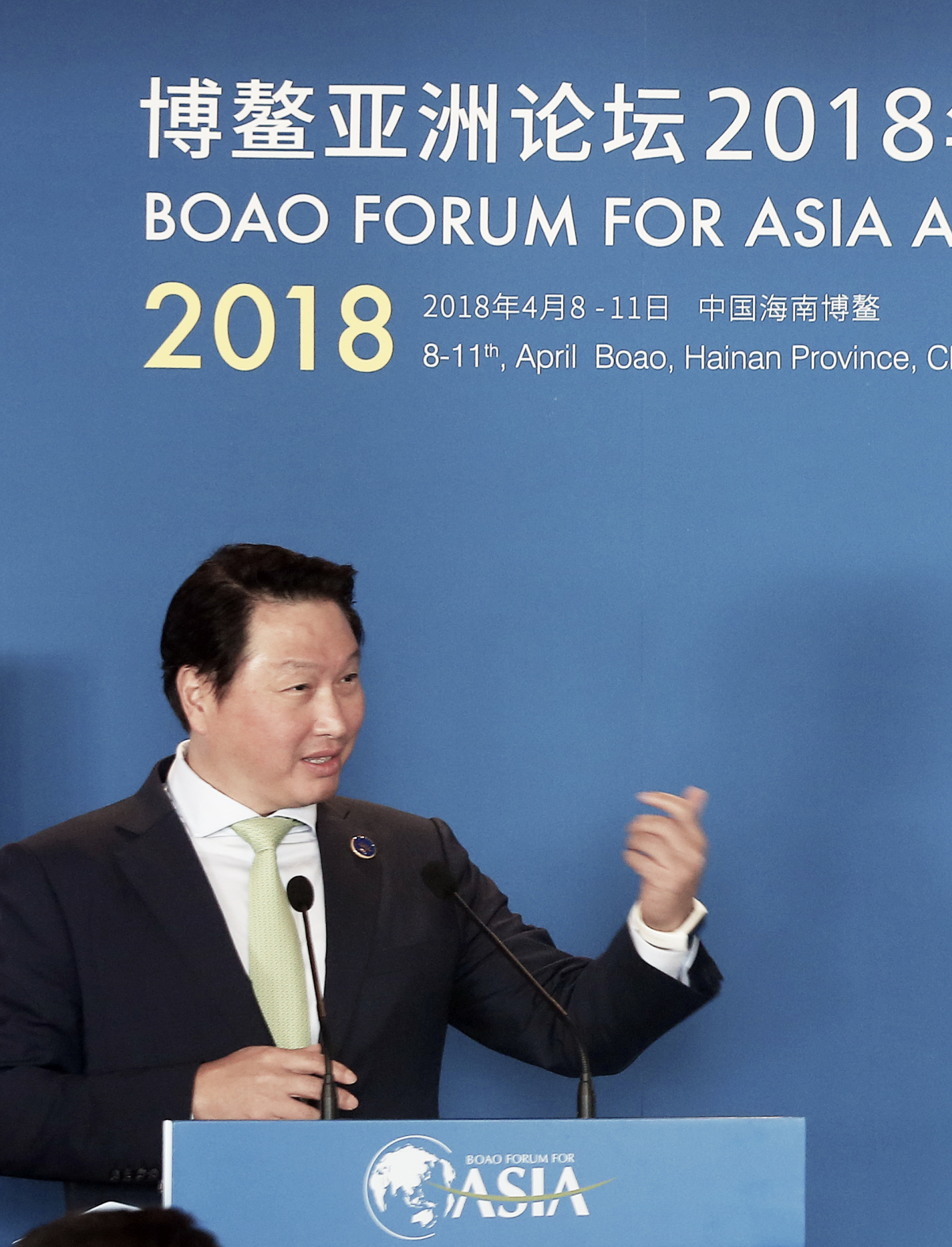 ▲최태원 SK회장이 9일 중국 하이난다오 BFA호텔에서 열린 보아오포럼의 '격변기 기업의 새로운 역할'을 주제로 한 조찬 포럼에서 강연하고 있다(사진제공=SK그룹)