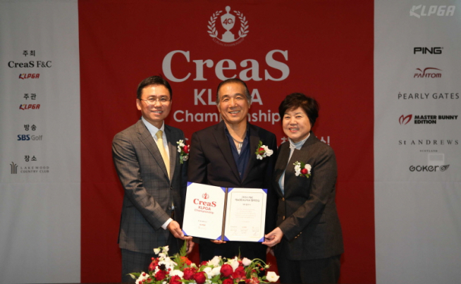 ▲왼쪽부터 안호준 레이크우드CC 대표, 크리스F&C 김한흠 대표, KLPGA 강춘자 수석부회장