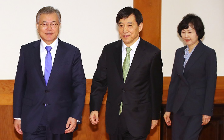 ▲문재인 대통령이 9일 오전 청와대에서 연임된 이주열 한국은행 총재에게 임명장을 수여한 뒤 간담회 장으로 이동하고 있다.(연합뉴스)