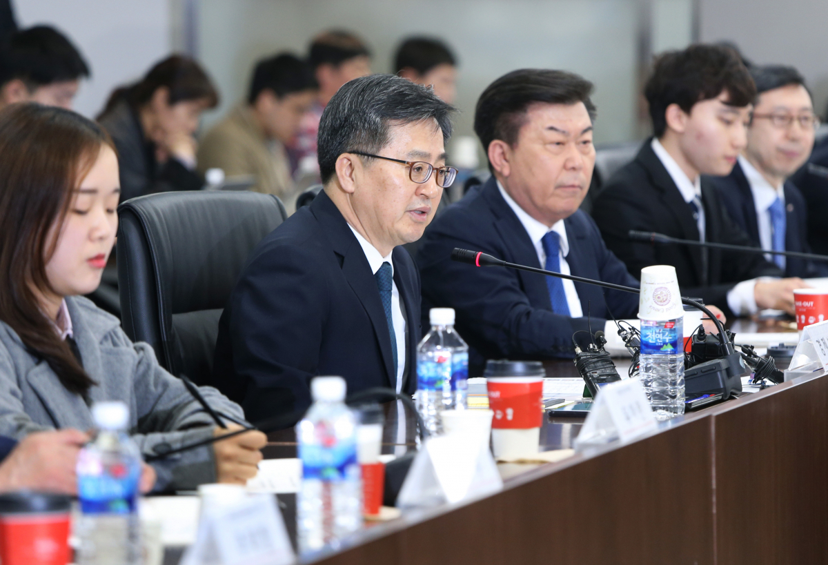 ▲왼쪽 두번째부터 김동연 경제부총리, 박성택 중기중앙회장.(사진제공=중기중앙회)