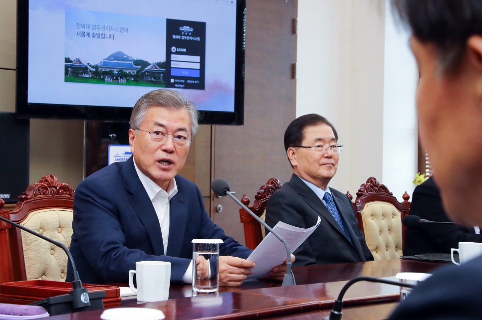 ▲문재인 대통령이 9일 오후 청와대 여민관에서 열린 수석ㆍ보좌관회의를 주재하고 있다. (연합뉴스)