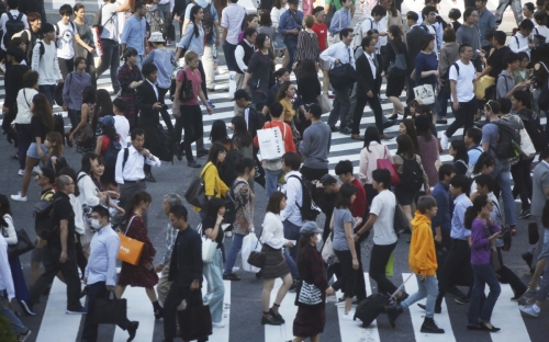 ▲일본 도쿄 시부야의 쇼핑 거리를 사람들이 지나가고 있다. 도쿄/AP연합뉴스

