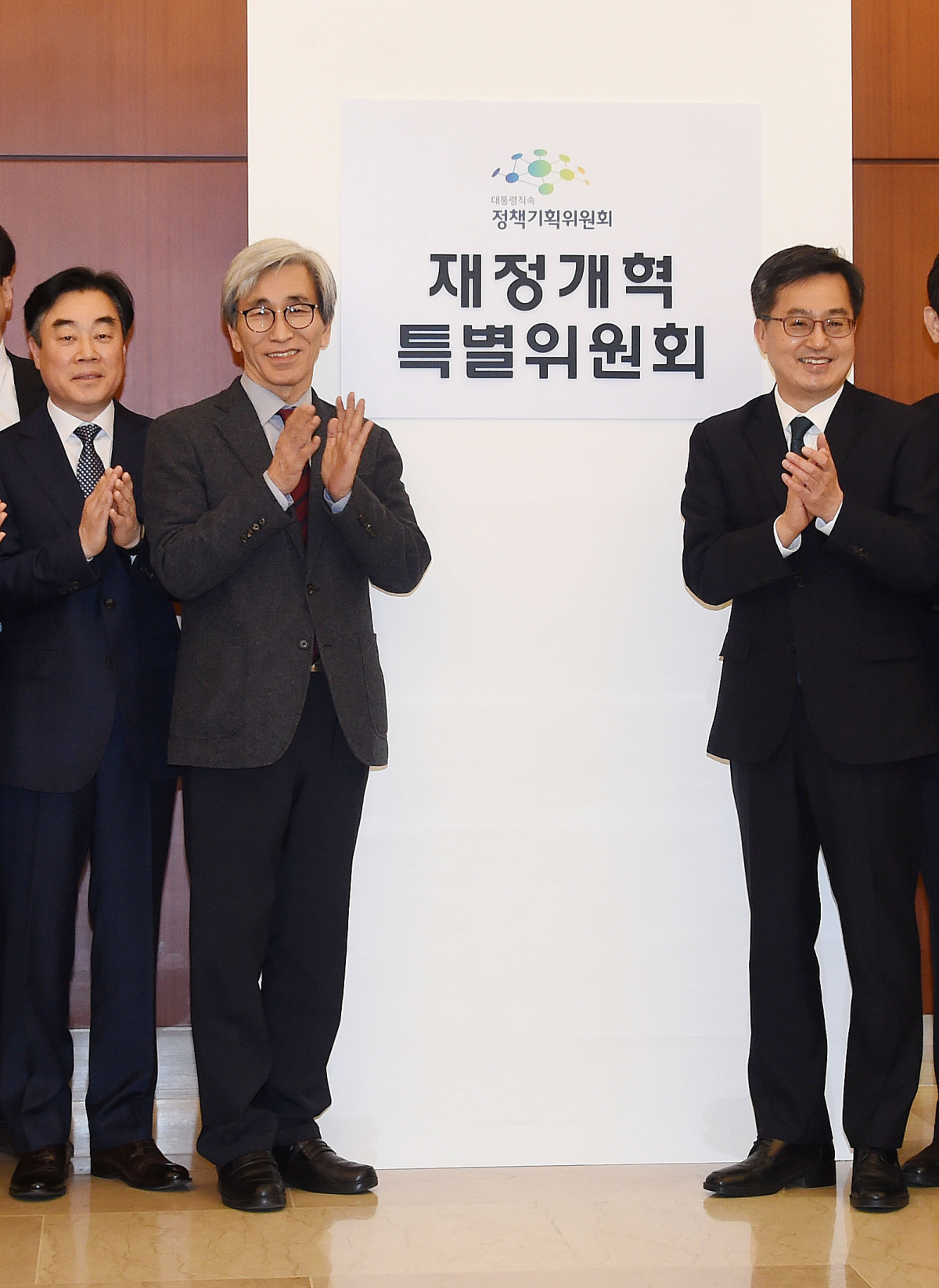 ▲9일 서울 광화문 이마빌딩에서 열린 재정개혁특별위원회 출범식에서 강병구 재정특위 위원장(왼쪽부터)과 정해구 정책기획위 위원장, 김동연 부총리가 기념사진을 찍고 있다.(기획재정부)