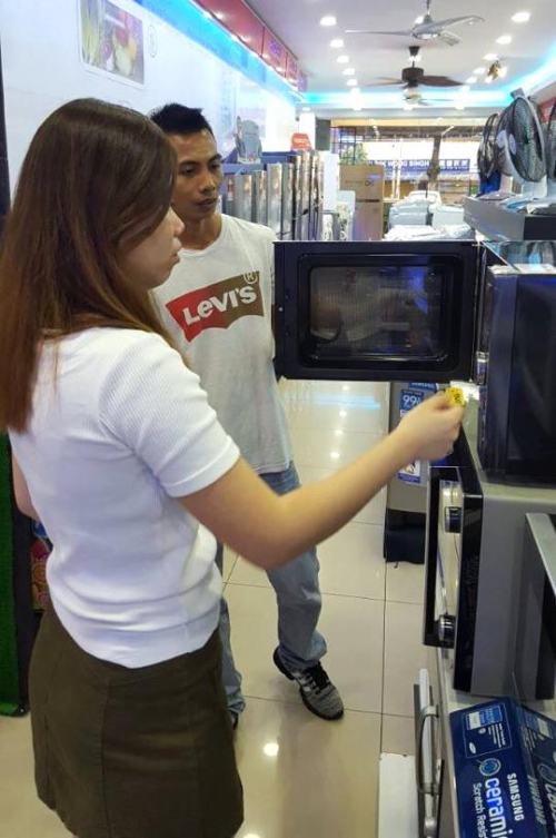 ▲말레이시아 쿠알라룸푸르 가전매장 이킨마켓(Ekin Market)에서 말레이시아 소비자들이 대우전자 바틱 문양 프라이어 오븐을 구경하고 있다. (사진제공=대우전자)