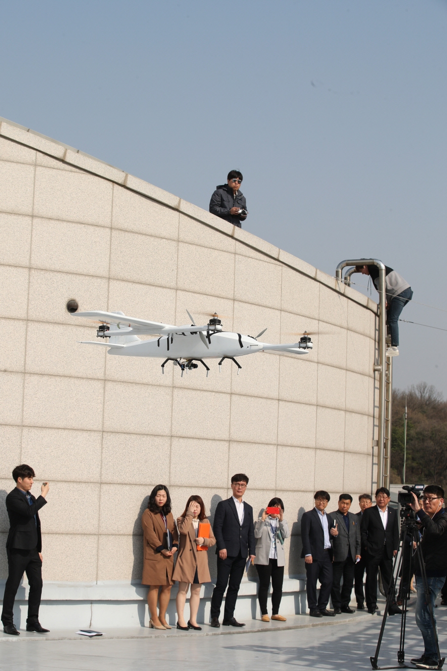 ▲현장에서 KT 관계자들이 드론 관제 솔루션을 시연하고 있는 모습.(사진제공= KT)