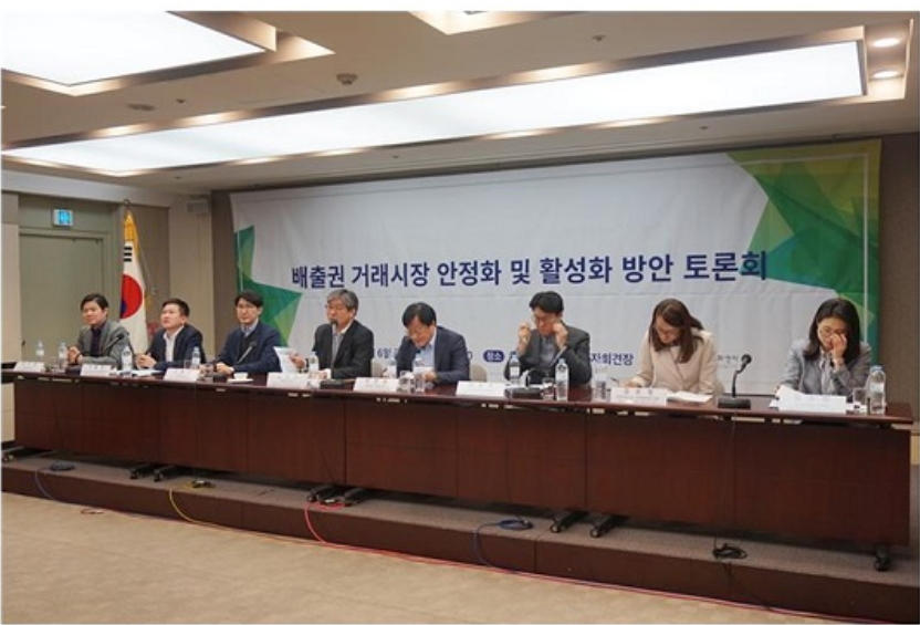 ▲(사진 왼쪽부터) 이지웅 부경대학교 교수, 이충국 한국기후변화연구원 탄소배출권센터 센터장, 조용성 고려대학교 교수, 김정인 중앙대학교 교수, 박찬종 국제배출권거래협회 이사, 김현수 지속가능경영원 실장, 김은정 한국법제연구원 팀장, 김소희 (재)기후변화센터 사무총장(사진=기후변화센터)