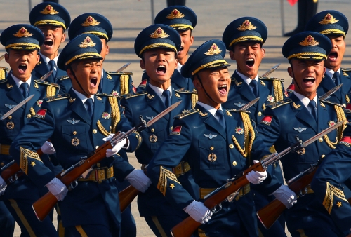 ▲중국 군인들이 작년 11월 1일(현지시간) 베이징의 인민대회당 앞에서 열병식을 하고 있다. 베이징/UPI연합뉴스
