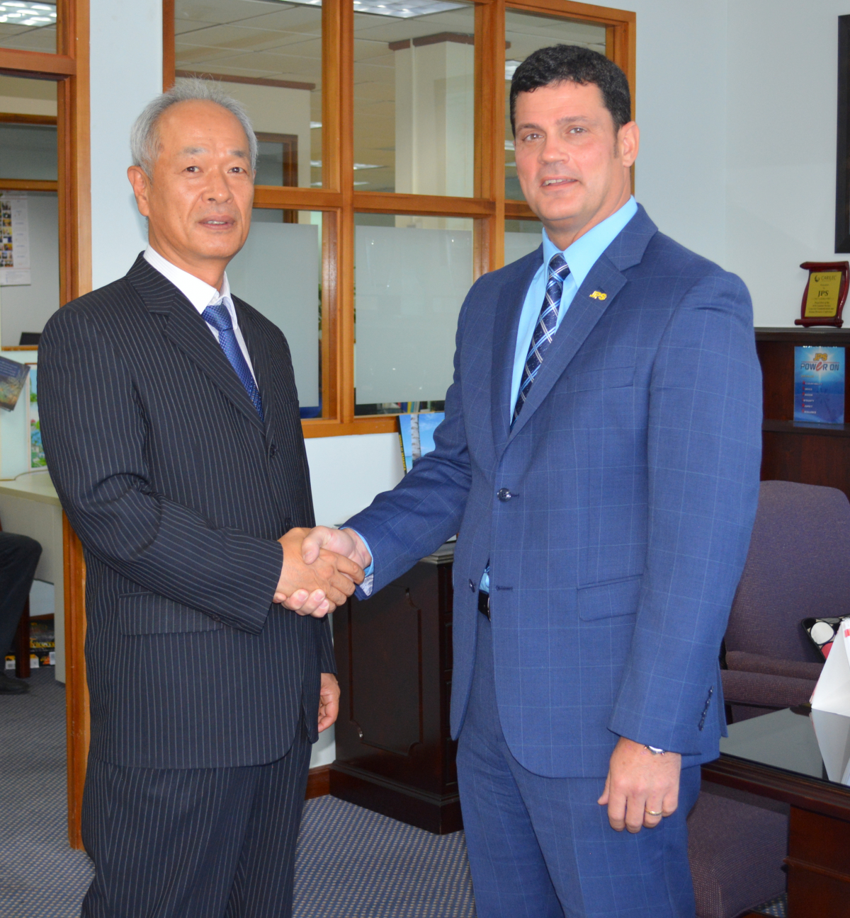 ▲조창섭 한국동서발전 처장(왼쪽)과 엠마뉴엘 다로사(Emanuel DaRosa) JPS 대표이사가 기술지원 사업 협약(TSA)을 맺고 기념촬영을 하고 있다.(한국동서발전)