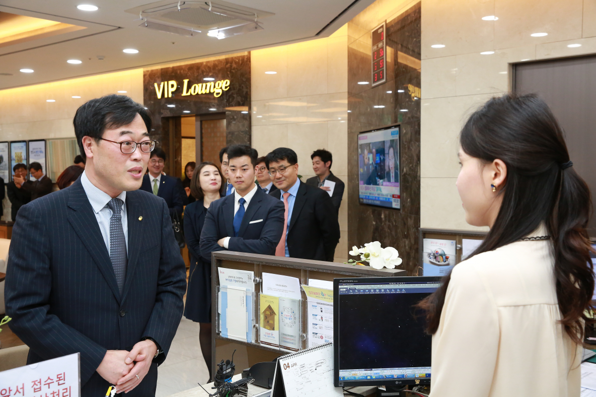 ▲김기식 금융감독원장이 10일 오후 서울 여의도 한국투자증권 본사 사옥을 방문해 내부통제시스템을 점검하고 있다. (사진제공=금융감독원)