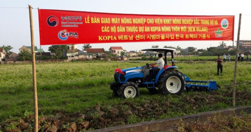 ▲LS엠트론이  ‘베트남 센터 시범마을 트랙터 기증식’을 통해 기증된 트랙터가 시연되고 있다. (사진제공=LS엠트론)