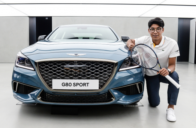 ▲제네시스는 테니스 월드스타 정현 선수를 향후 5년 동안 지원할 예정이다. 사진은 조인식 이후 제네시스 ‘G80 스포츠’ 와 함께 기념 촬영하는 정현 선수의 모습. (사진제공=현대차)