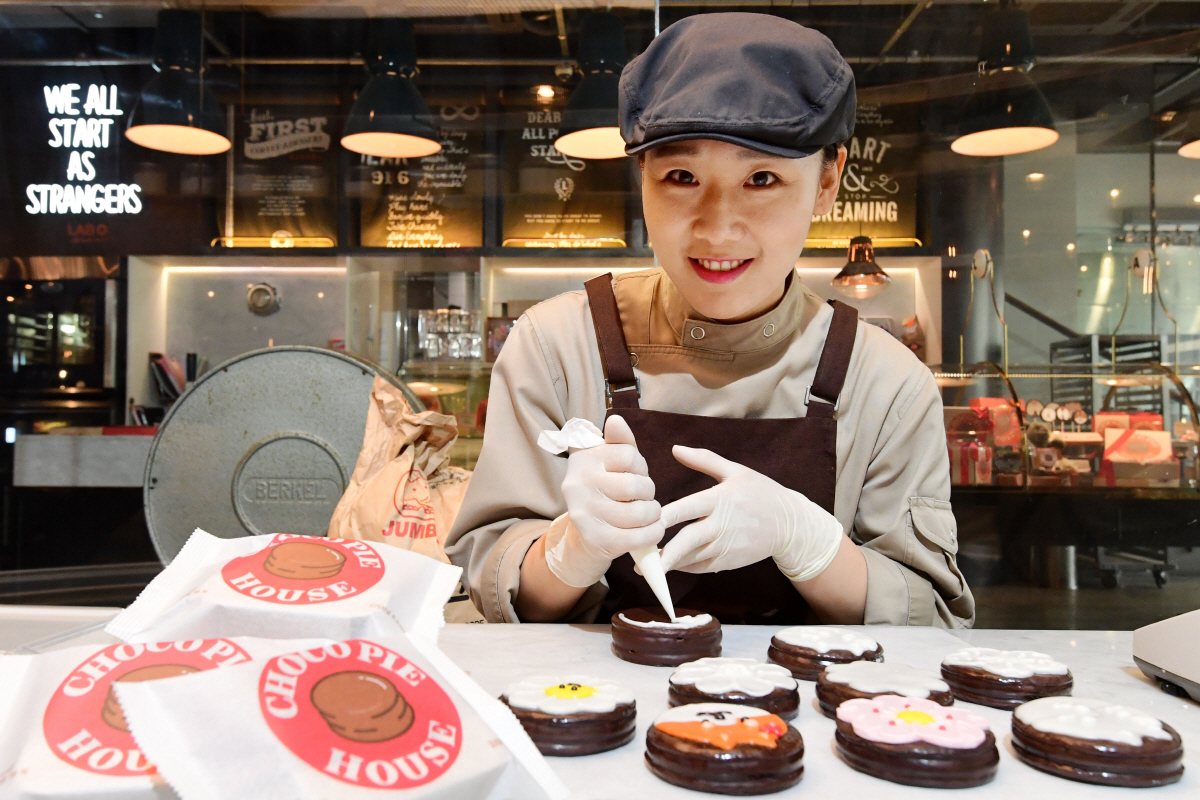 ▲송현주 오리온 랩오 선임셰프가 지난달 28일 서울 강남구 도산대로 마켓오 압구정점에서 이투데이와 인터뷰에 앞서 작업을 하고 있다. 고이란 기자 photoeran@