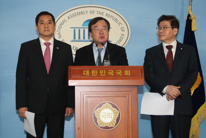 ▲자유한국당 박대출(왼쪽부터)·강효상·김성태 의원이 11일 국회 정론관에서 더불어민주당의 방송법 개정안을 비판하고 있다. 2018.4.11(연합뉴스)