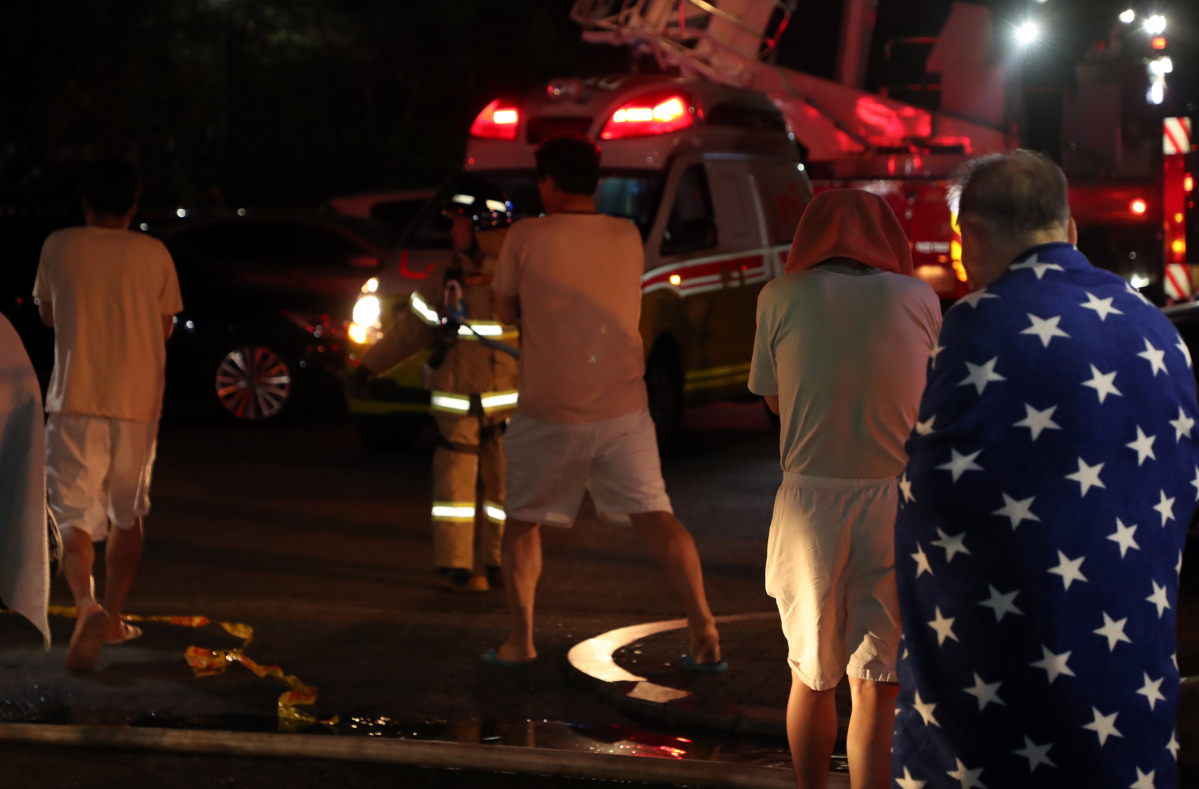 ▲12일 0시 34분께 전북 전주시 완산구 중화산동 토탈사우나에서 화재가 발생해 건물 내에 있던 손님들이 긴급 대피하고 있다.(연합뉴스)