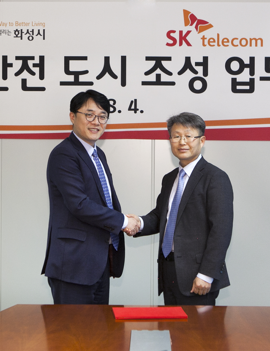 ▲김성한 SK텔레콤 Smart City Unit장(왼쪽)과 박동균 화성시 도시안전센터장이 참석해 향후 스마트시티 조성을 위한 협력을 다짐했다.(사진제공= SK텔레콤)