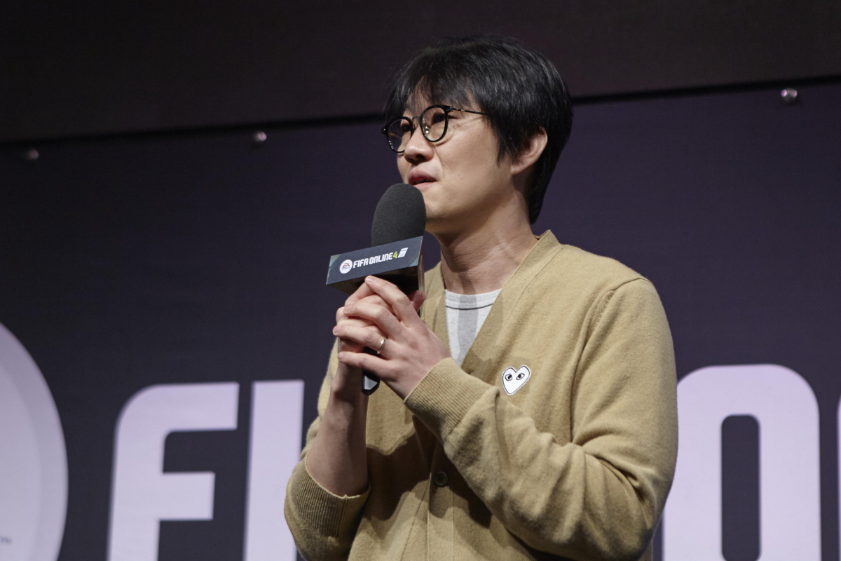 ▲이정헌 넥슨 대표가 피파 온라인4 출시 일정을 소개하고 있다. (넥슨)