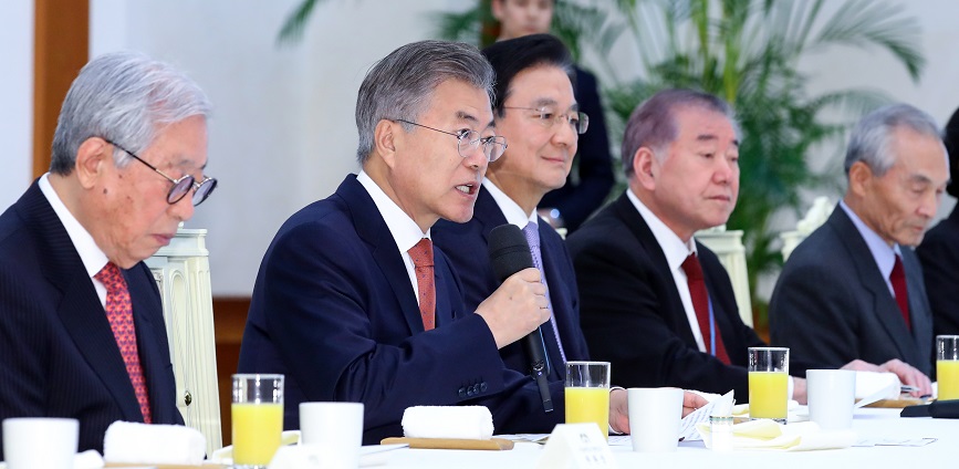 ▲문재인 대통령이 12일 낮 청와대에서 열린 남북정상회담 원로자문단과의 오찬 간담회에서 인사말을 하고 있다. 왼쪽부터 한완상 서울대 명예교수, 문 대통령, 홍석현 한반도평화만들기 이사장, 문정인 대통령 통일외교안보특보, 황원탁 전 청와대 외교안보수석비서관.(연합뉴스)