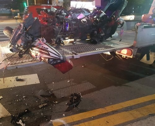 ▲11일 대전 서구 둔산동 한 교차로에서 SM5 차량과 오토바이가 충돌했다. 사고 후 파손된 오토바이 모습.(연합뉴스)