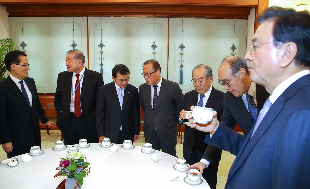 ▲남북정상회담 원로자문단 위원들이 12일 낮 청와대에서 열린 문재인 대통령과의 오찬 간담회에 앞서 열린 사전환담장에서 얘기를 나누고 있다. 오른쪽부터 홍석현, 이홍구, 임동원, 정세현, 심재권, 문정인, 박지원.(연합뉴스)