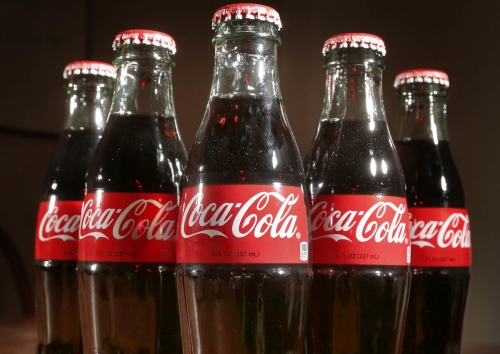 ▲코카콜라의 병음료. 탄산음료의 대명사 코카콜라가 판매 침체에 새 시장을 찾고 있다. 13일(현지시간) 코카콜라는 다음달 28일부터 일본 규슈 지역에서 알코올 음료 ‘츄하이’ 3종을 판매한다고 밝혔다. AP뉴시스
