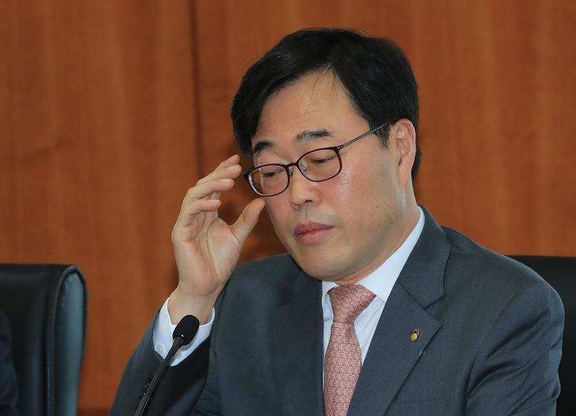▲김기식 금감원장이 13일 오전 서울 여의도 금융투자협의회 대회의실에서 열린 자산운용사업 신뢰구축 자산운용사 CEO 간담회에서 안경을 고쳐쓰고 있다.(연합뉴스)