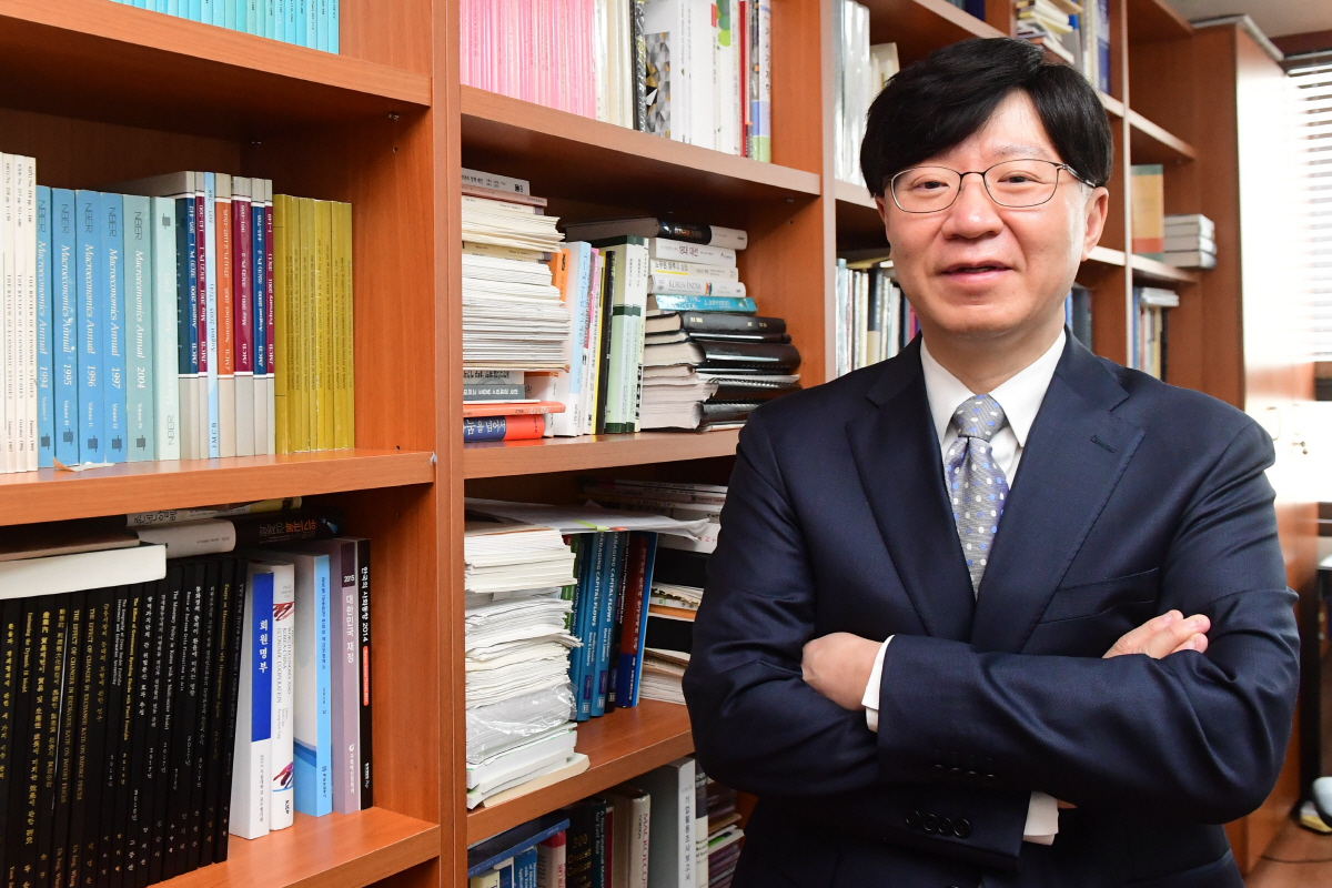 ▲외환시장 개입내역 공개를 최소화해야 한다고 밝힌 김소영 서울대 경제학부 교수는 “외환시장 개입내역 공개는 우리가 원할 때 원하는 만큼 해야 한다. 이 기회에 영구적이고 안정적인 한·미 통화스와프를 해 달라고 요구하는 방안도 생각해볼 수 있겠다”고 조언했다.     고이란 기자 photoeran@