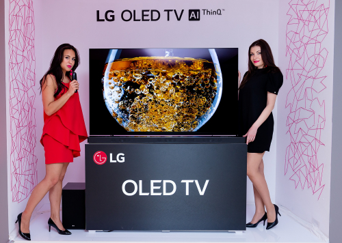 ▲폴란드 바르샤바에서 열린 ‘LG 올레드 TV’ 신제품 발표회에서 모델들이 'LG 올레드 TV'를 소개하고 있다.(사진제공=LG전자)
