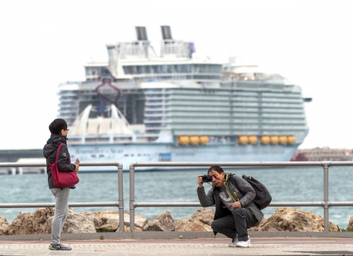 ▲8일(현지시간) 스페인 마요르카 항구에서 관광객들이 사진을 찍고 있다. 스페인 럭셔리 시장이 관광객에 힘입어 호황을 누리고 있다. 명품 판매가 늘었으며 고급 호텔이 들어설 예정이다. 마요르카/EPA연합뉴스