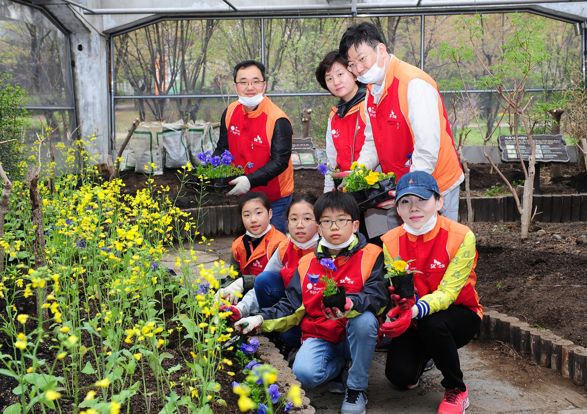 ▲지난 14일 서울 성동구 서울숲에서 봄맞이 숲가꾸기 가족봉사를 실시했다고 16일 밝혔다. 사진은 SK건설 임직원 가족봉사단이 화단에 꽃을 심고 기념 촬영하는 모습.(사진=SK건설)