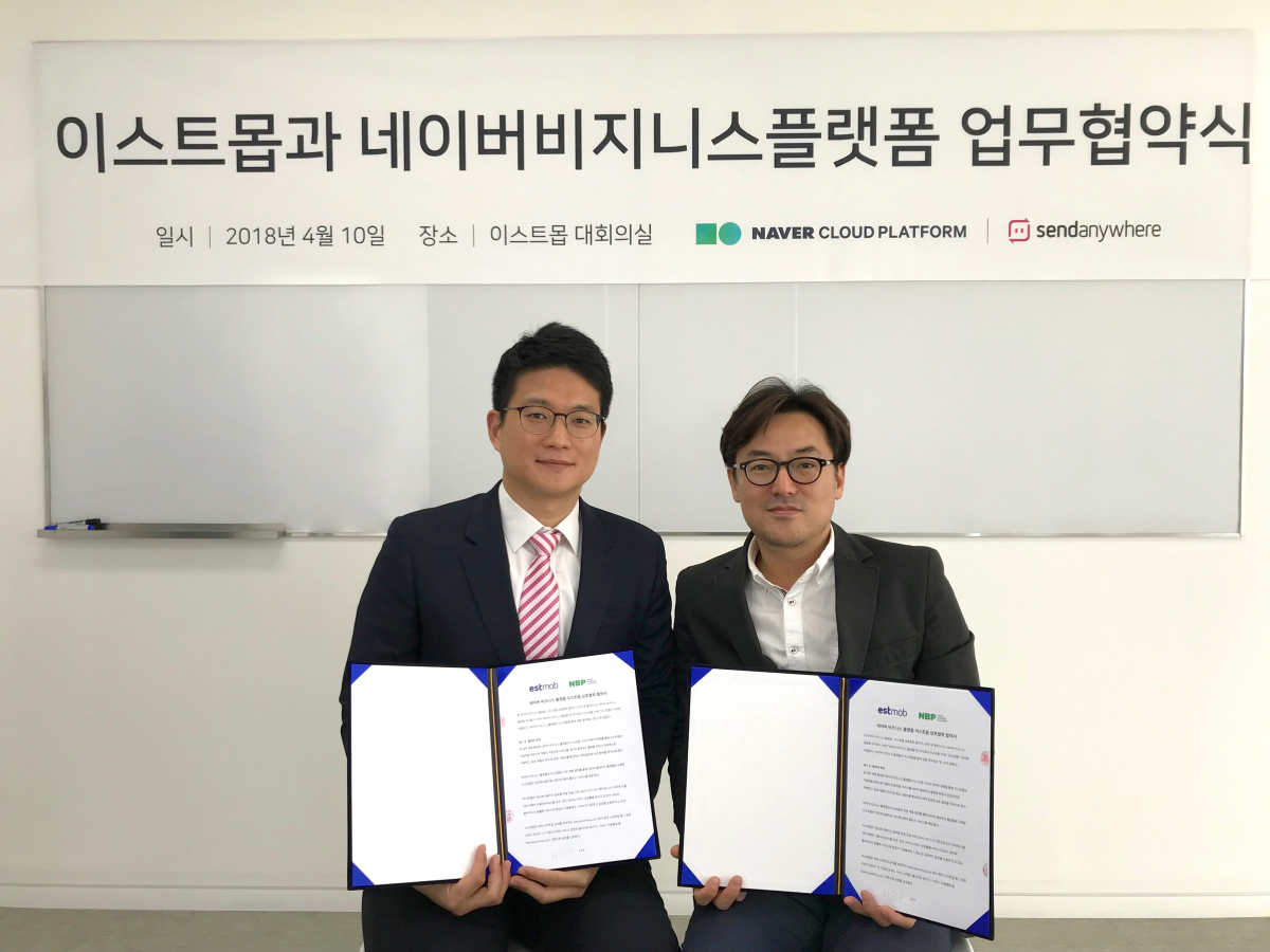 ▲임태건 NBP 이사(오른쪽)과 오윤식 이스트몹 대표가 협약 체결후 기념촬영을 하고 있다. (네이버)