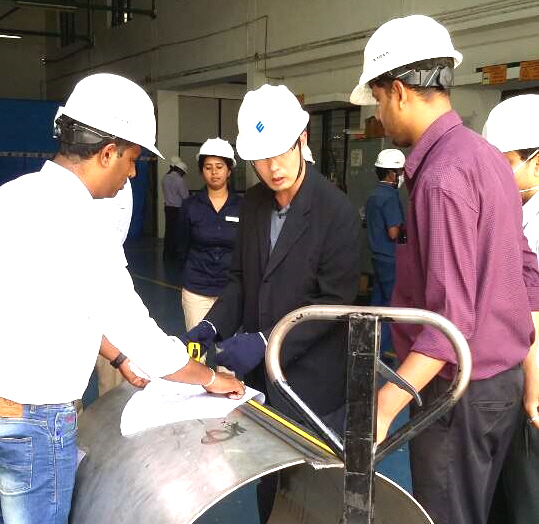 ▲5일 인도 압력용기 제조업체에서 한국에너지공단 관계자가 첫 열사용기자재 해외 제조검사를 수행하고 있다.