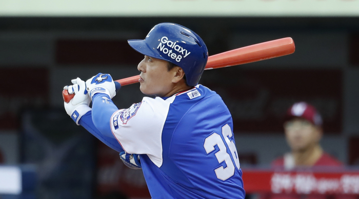 ▲2017년 시즌 마지막경기에서 이승엽 선수가 타석에 들어서 홈런을 쳤다.(연합뉴스)