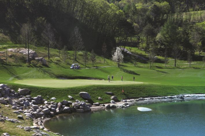 ▲골퍼들이 보다 정확한 샷을 위해 다양한 거리측정기를 이용하고 있다.