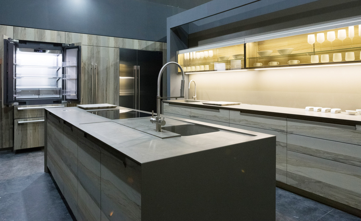 ▲LG전자가 17일 세계 최대규모의 디자인 전시회 '밀라노 디자인 위크'에서 유럽 소비자들에게 초프리미엄 빌트인 ‘시그니처 키친 스위트’를 처음 공개했다. 이탈리아 최고급 주방가구업체 '톤첼리(Toncelli)' 전시관에 '시그니처 키친 스위트’ 제품으로 구성한 초프리미엄 주방 솔루션을 전시했다.(사진제공=LG전자)